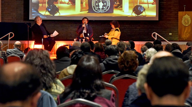 Arzobispo de Santiago: “La paradoja de una vida llena de contradicciones se resuelve en el amor de Dios”