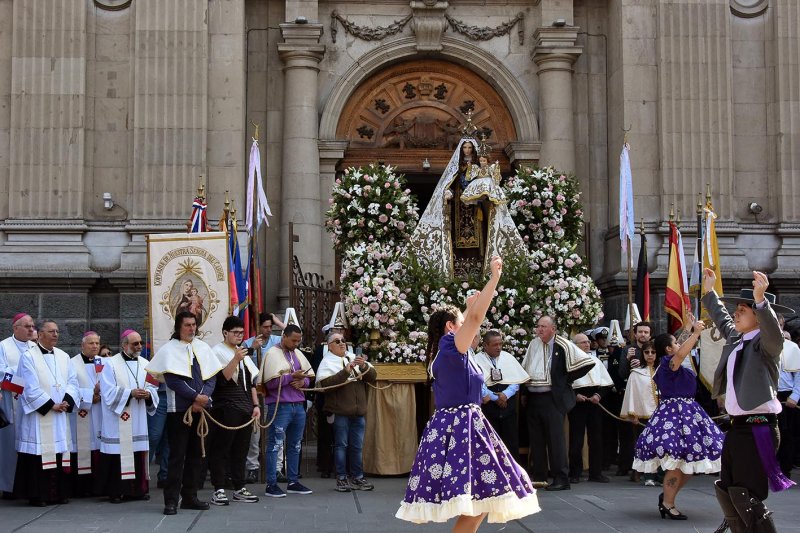 El centro de Santiago se llenó de banderas y flores para alabar a la Virgen del Carmen en el día de la Oración por Chile