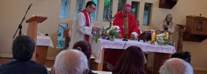 Nuevo Arzobispo comparte un encuentro fraterno con los sacerdotes mayores de Santiago