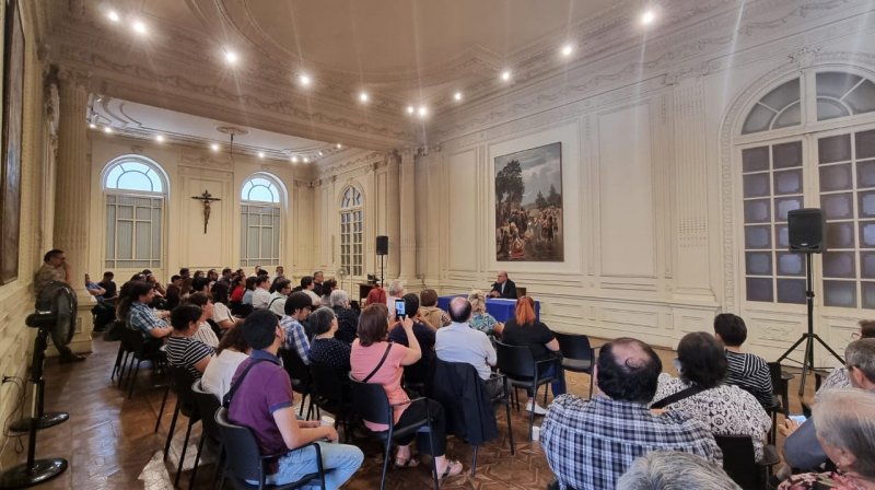 Trabajadores del Arzobispado se reunieron con el nuevo pastor de la Iglesia Santiago