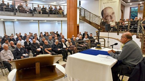 Presbiterio de Santiago se reúne con su pastor para dialogar sobre los cambios culturales