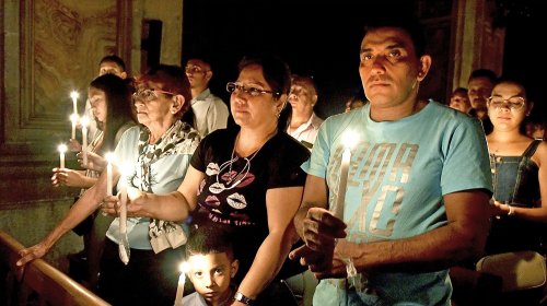 La luz de la esperanza brilla en Santiago: el Arzobispo enciende el camino hacia la Resurrección