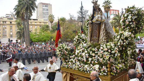 Fieles acompañan a la Virgen del Carmen en procesión por las calles de Santiago
