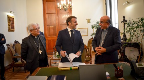 Presidente Macron visitó a Monseñor Chomali en el Arzobispado de Santiago
