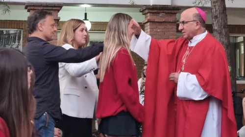 Jóvenes confirmados se preparan para compartir con Mons. Chomali