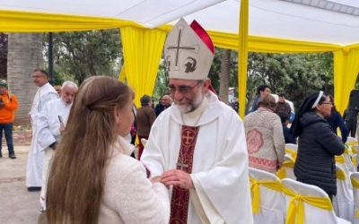 Obispos Lorenzelli y Migone presidieron las misas en los cementerios Católico y General