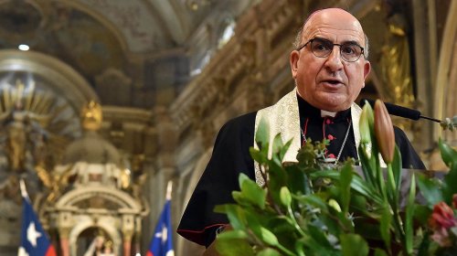 Columna de Mons. Chomali: frente a los problemas sociales, la urgencia de una apertura a la fe