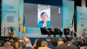 Mons. Gallagher: “Las universidades católicas no son torres de marfil, sino centros de paz