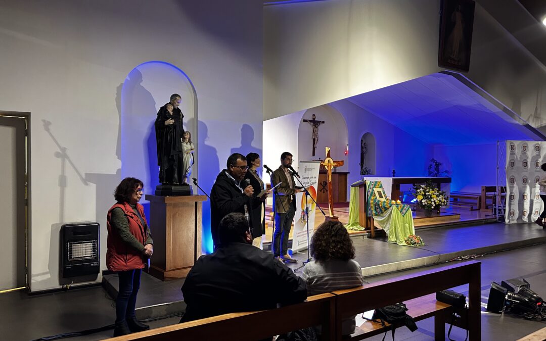 Con música, bailes y oración comienza en Santiago el Mes de la Biblia 2025