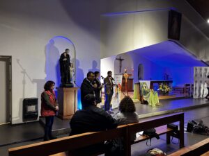 Con música, bailes y oración comienza en Santiago el Mes de la Biblia 2025