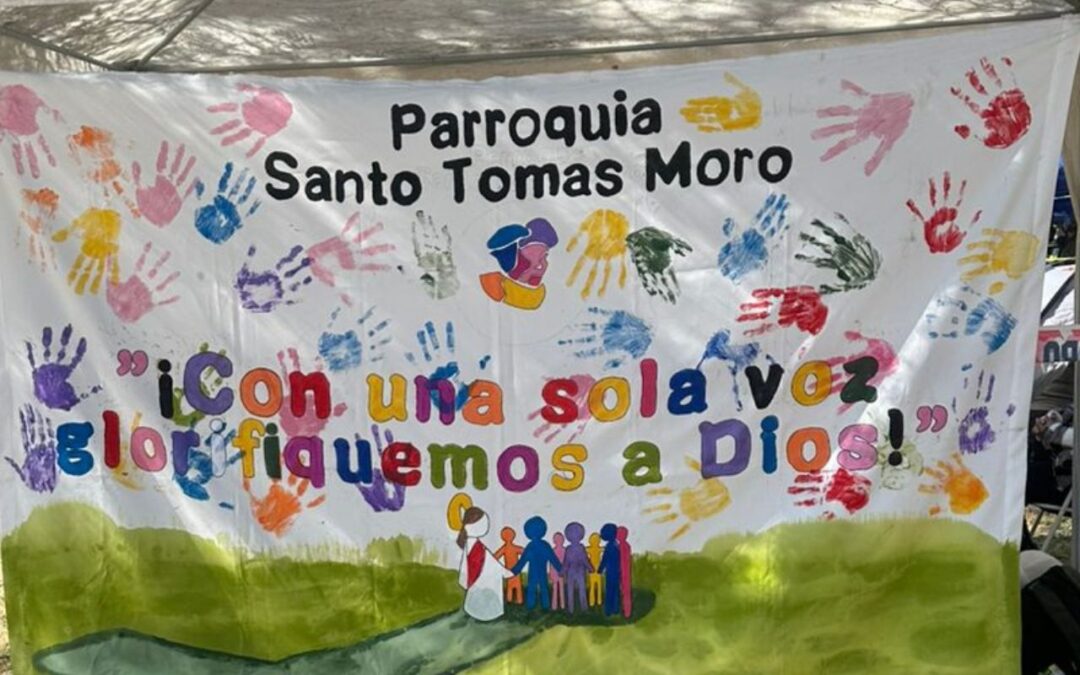 Colores, mensajes y fe: los lienzos de las comunidades esperan a sus peregrinos en el Santuario