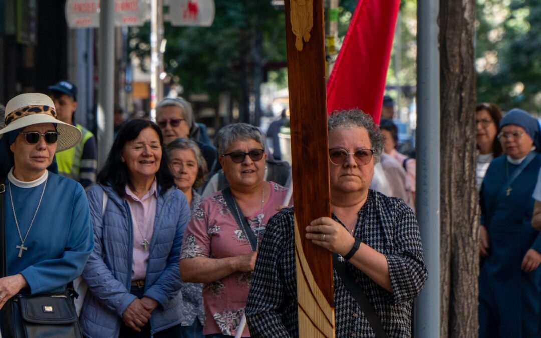 Representantes de la Vida Consagrada realizan peregrinación jubilar por el centro de Santiago