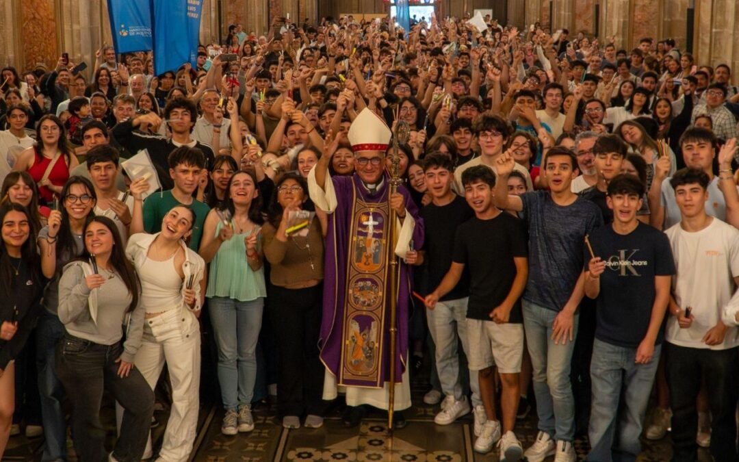 Más de 600 jóvenes participaron en la Misa de Bendición de los Lápices en la Catedral de Santiago