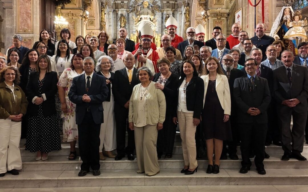Iglesia de Santiago instituye por primera vez a laicos en los ministerios de lectorado y acolitado