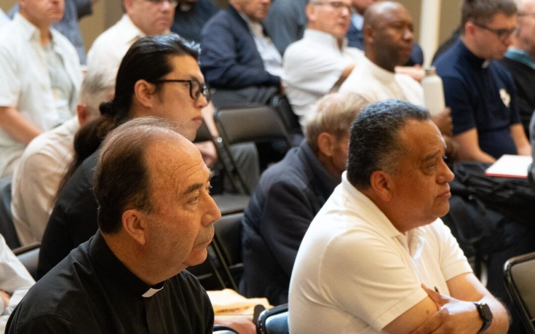 Clero de Santiago aborda dilemas éticos en un encuentro formativo